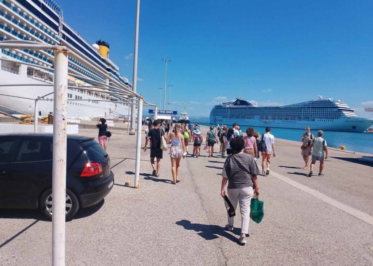 Κατάκολο: Περιθωριακές ομάδες ζητιανεύουν από τουρίστες-Παρέμβαση της αστυνομίας ζητά ο δήμαρχος