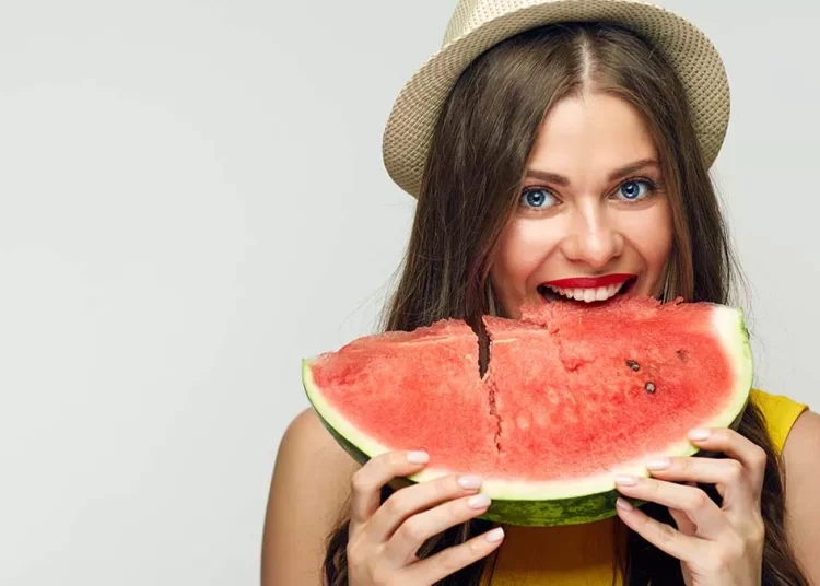 Το δροσιστικό αντικαρκινικό φρούτο που ρίχνει την πίεση και προστατεύει την όραση