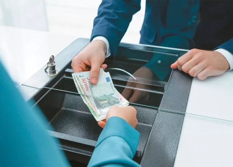 Συνταξιούχοι και δημόσιοι υπάλληλοι θα παίρνουν ξανά δώρα από το 2024;