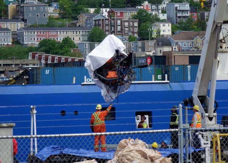 Ναυάγιο Titan: Ανέσυραν συντρίμμια του υποβρυχίου & βρήκαν ανθρώπινα λείψανα