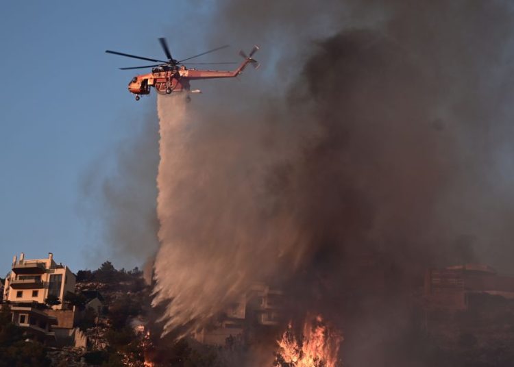 Φωτιές: Συνεχίζεται το μέτωπο στα Δερβενοχώρια-Αναζωπύρωση στο Λουτράκι –Βελτιωμένη η κατάσταση στη Σαρωνίδα