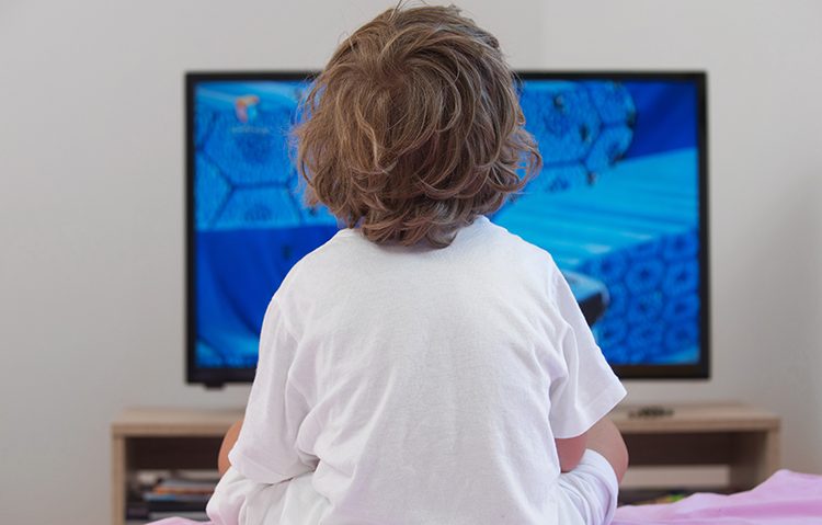 Είναι το παιδί «κολλημένο» στις οθόνες; Το σύνδρομο που το απειλεί όταν μεγαλώσει