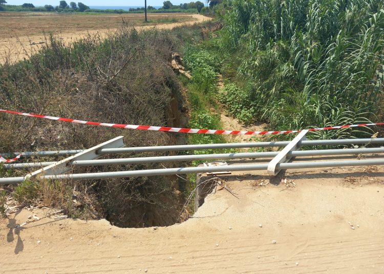 Δρόμος Παλούκι-Αγία Μαρίνα: Άφτιαχτο παραμένει επικίνδυνο σημείο για οχήματα