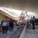 Πάτρα: Έπεσε τμήμα γέφυρας στην περιμετρική – Ένας νεκρός και οκτώ τραυματίες, έρευνες για εγκλωβισμένους – Ρομά έπαιρναν σίδερα