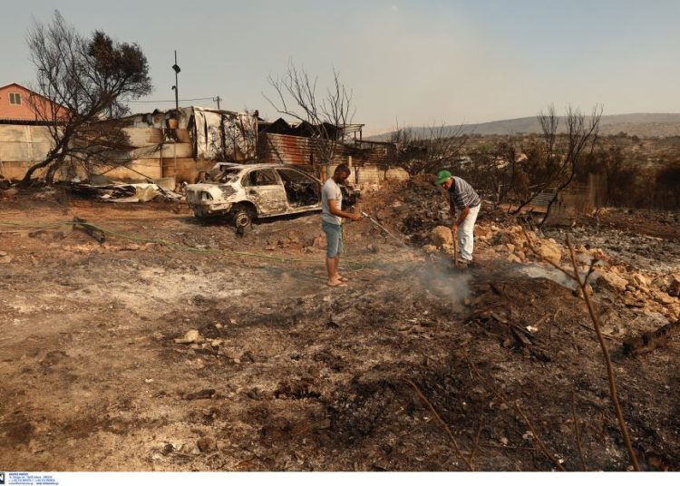 Φωτιά στη Νέα Πέραμο: Πλησιάζουν σπίτια οι φλόγες – Αναζωπύρωση στα Δερβενοχώρια, μεγάλη μάχη στο Λουτράκι