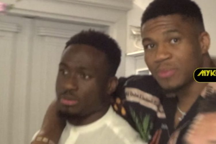 Ο Γιάννης Αντετοκούνμπο με τα αδέλφια του στη Μύκονο