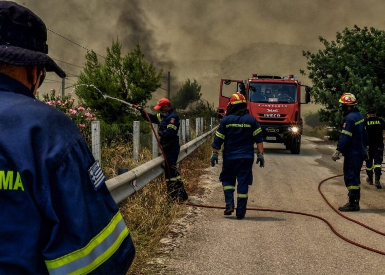 Πυρκαγιές: Καλύτερη εικόνα σε Δυτική Αττική & Λουτράκι