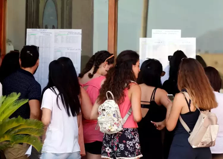 Πανελλήνιες 2023: Που θα κινηθούν οι βάσεις; Ειδικός σχολιάζει τις βαθμολογίες – Όσα πρέπει να ξέρουν οι υποψήφιοι και η σύγκριση με την περσινή χρονιά