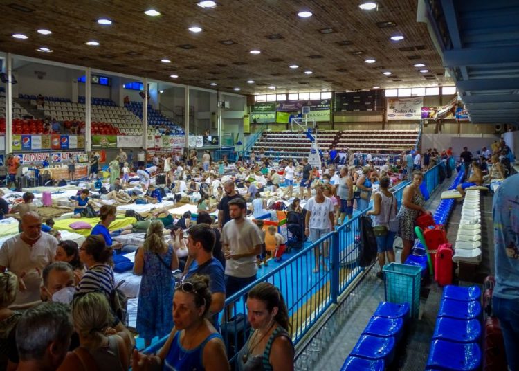 Φωτιά στη Ρόδο: 1.200 ράντζα και 1.200 sleeping bags για τους πυρόπληκτους