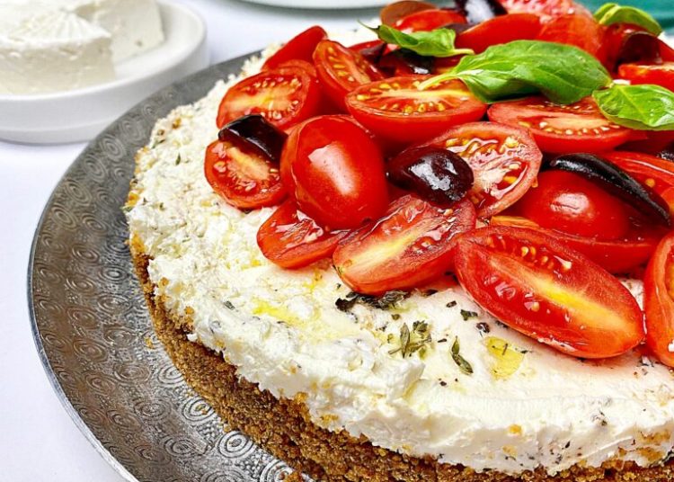Cheesecake φέτας με ντοματίνια και ελιές