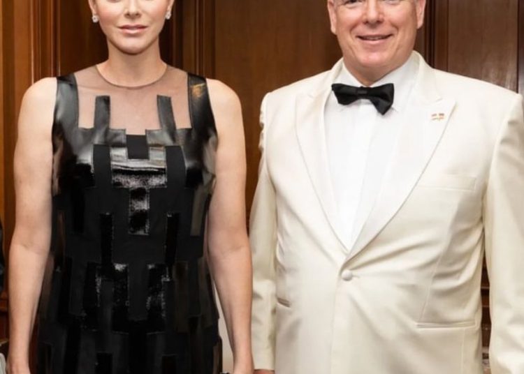 Η πριγκίπισσα του Μονακό εντυπωσίασε με την εμφάνισή της-Διαμάντια και μοντέρνο φόρεμα