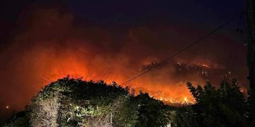 Φωτιά στο Αίγιο: Εικόνες που κόβουν την ανάσα με τις φλόγες να πλησιάζουν σπίτια