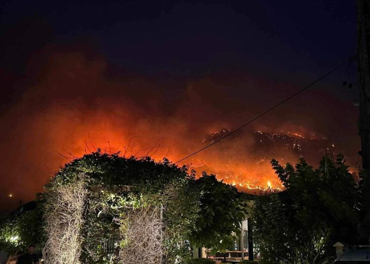 Φωτιά στο Αίγιο: Εικόνες που κόβουν την ανάσα με τις φλόγες να πλησιάζουν σπίτια