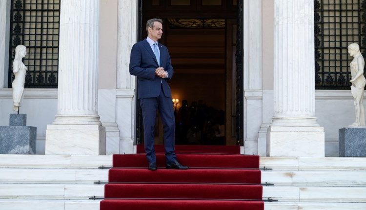 Σημειώσεις κρατά ο Μητσοτάκης για λάθη, ευθύνες και αλλαγές που ετοιμάζει