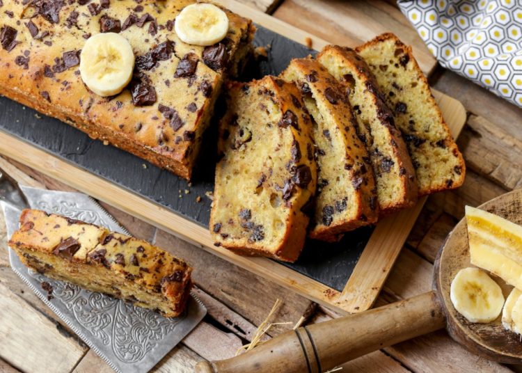 Eύκολο κέικ μπανάνα με φιστικοβούτυρο και σοκολάτα