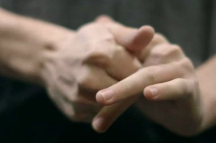 «Σπάτε» τα δάκτυλά σας; Πόσο επικίνδυνη είναι αυτή η συνήθεια