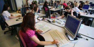 Δημόσιοι Υπάλληλοι: Από 60 έως 100 ευρώ τον μήνα οι αυξήσεις