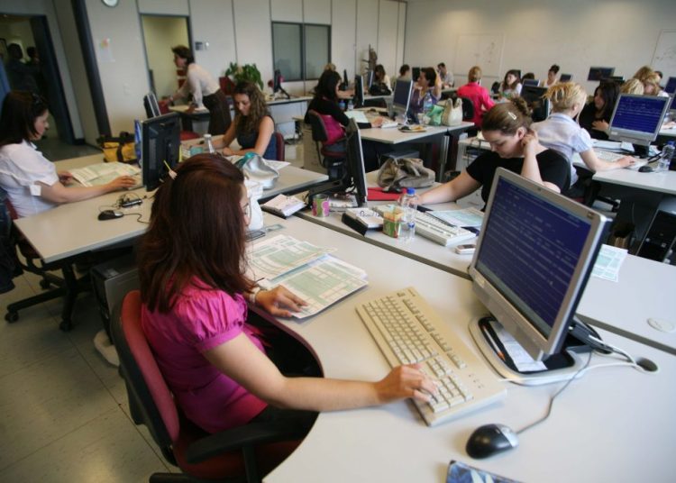 Δημόσιοι Υπάλληλοι: Από 60 έως 100 ευρώ τον μήνα οι αυξήσεις