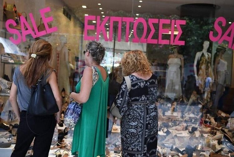 Ξεκίνησαν οι θερινές εκπτώσεις με διάρκεια μέχρι τις 31 Αυγούστου