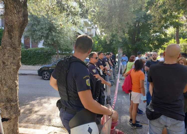 Πατήσια: Διώχνουν μονογονεϊκή οικογένεια από το σπίτι για χρέος 800 ευρώ