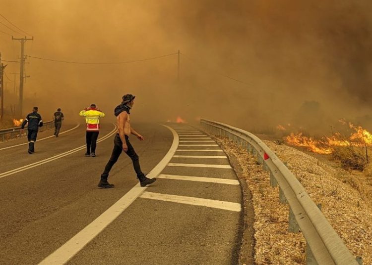 Αττική: Η φωτιά έφτασε στην Μάνδρα και σε σπίτια-Ακόμα καίγεται το Λουτράκι