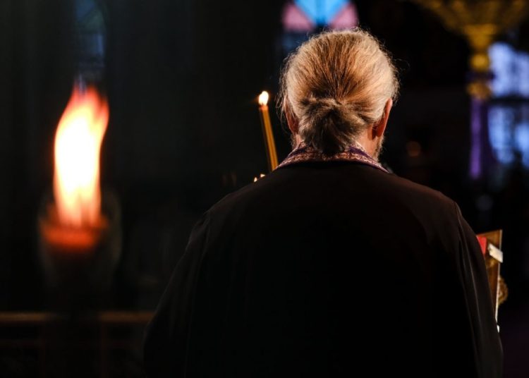 Ρόδος: Τουρίστας καταγγέλλει παπά για σεξουαλική παρενόχληση-¨Τον άλειψα ιερό λάδι¨ λέει ο ιερωμένος