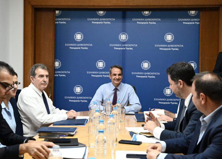 Απόφαση Μητσοτάκη για στελέχωση ΕΚΑΒ από τις Ένοπλες Δυνάμεις