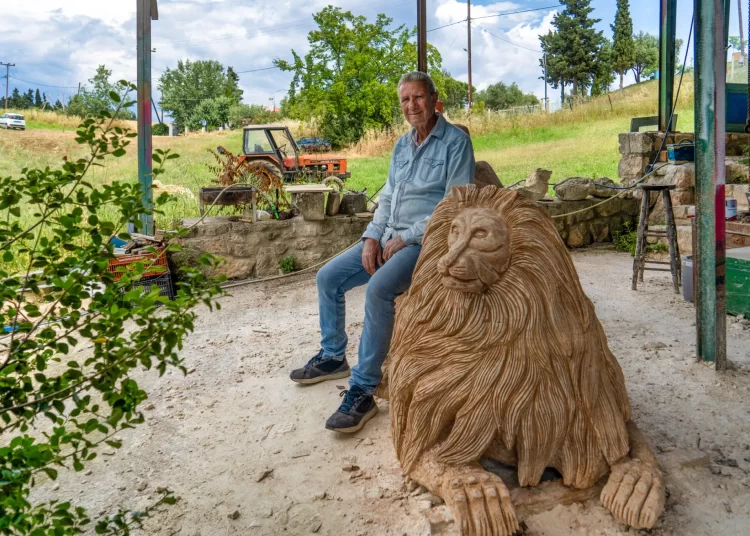 Βασίλης Παυλής: Ο γλύπτης που έχει αφιερώσει τη ζωή του στην Άφυτο Χαλκιδικής