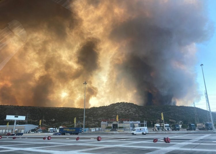 Φωτιά στο Λουτράκι: Έκλεισε η Εθνική Οδός Αθηνών – Κορίνθου