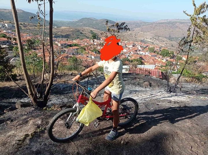 «Σας έφερα νερό» –Πιτσιρικάς έκανε 2 χλμ στον καύσωνα και συγκίνησε πυροσβέστες