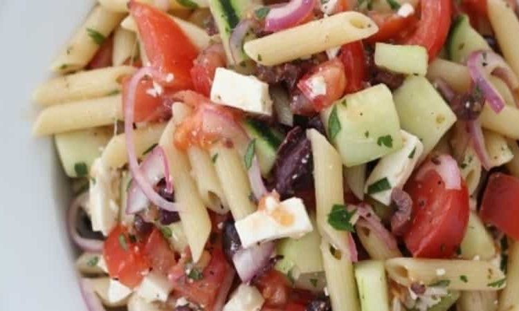 H συνταγή του καλοκαιριού: Πέννες με χωριάτικη σαλάτα