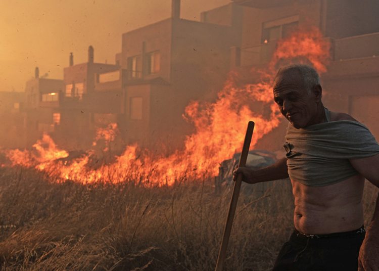 Φωτιά σε Σαρωνίδα, Λουτράκι και Δερβενοχώρια: Μάχη πόρτα – πόρτα, παραδόθηκαν στις φλόγες σπίτια και αυτοκίνητα