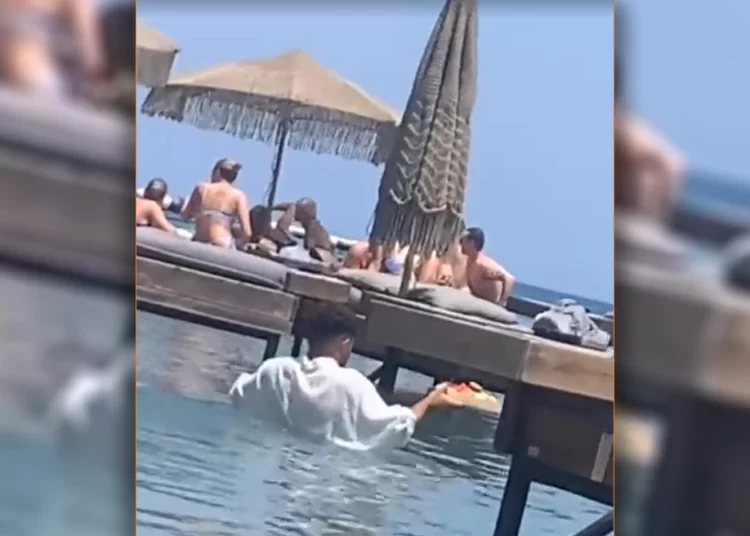 Οργή στη Ρόδο: Σερβιτόρος σε beach bar παραδίδει παραγγελία σχεδόν… κολυμπώντας! – Δείτε βίντεο