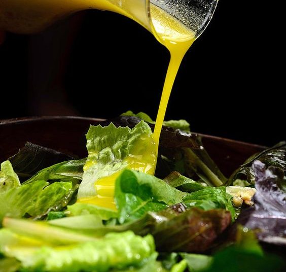 Φτιάχνουμε εύκολα και θρεπτικά dressing για τις σαλάτες μας