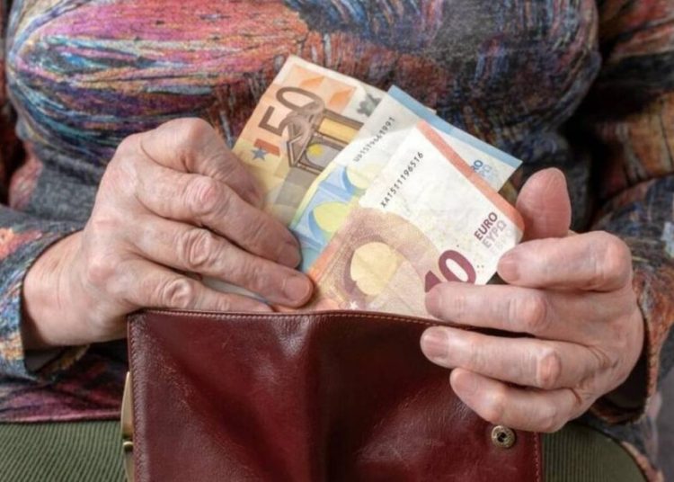 Συνταξιούχοι: Τέλος στο κόψιμο σε όσους εργάζονται