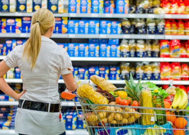 Ακρίβεια: Γιατί δεν πέφτουν οι τιμές; Πότε διαφαίνεται αποκλιμάκωση