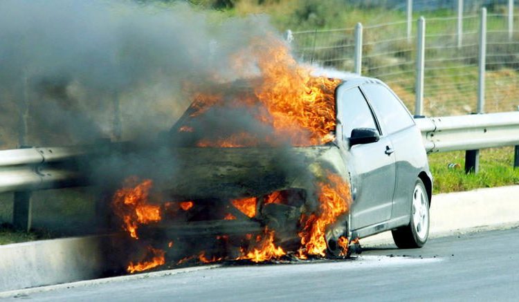 Πατρών-Πύργου: Τρόμος για οικογένεια όταν πήρε φωτιά το αμάξι τους