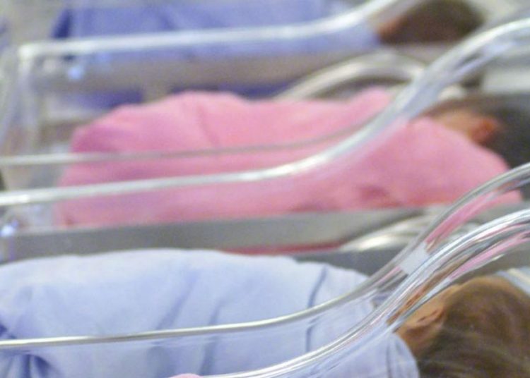 Παράνομες υιοθεσίες Χανιά: 150 ζευγάρια Αυστραλών σε αναστάτωση από την εμπορία βρεφών