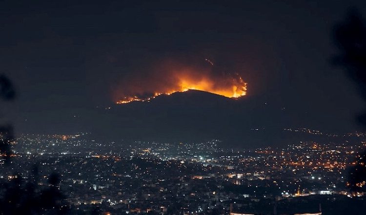 Πάρνηθα: Ολονύκτια μάχη με τις φλόγες-Πνίγεται στους καπνούς η Αθήνα