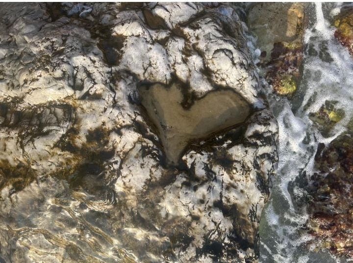 Με θυμώνει πολύ η κοινωνική υποκρισία.  Άρθρο του Χάρη Κανελλακόπουλου