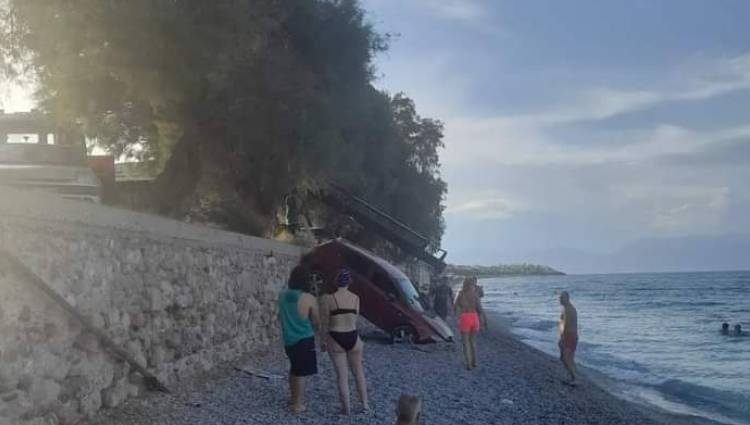 Αχαΐα: Το αυτοκίνητο…πήγε για μπάνιο!