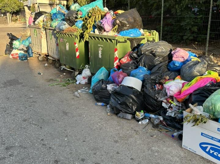 ΚΑΤΑΚΟΛΟ: Ανυπόφορη είναι όλο το καλοκαίρι από τους κάδους κοντά στο “Banana”
