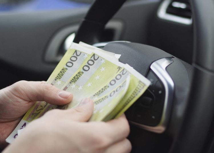 Αυτοκίνητο: Πόσα χρήματα μπορείτε να μεταφέρετε αλλιώς τα κατάσχουν