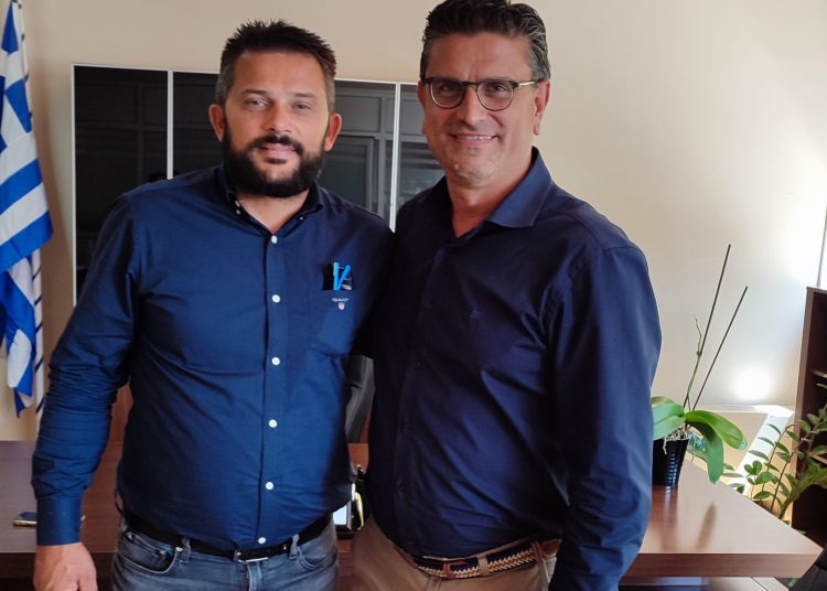 Ο Θεόδωρος Κατσάπης στο πλευρό του Γιάννη Λέντζα