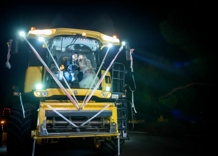 Γάμος με όχημα…θεριστική μηχανή! Στο τιμόνι έκατσε η νύφη από την Ηλεία