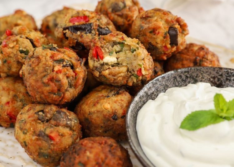 Μελιτζανοκεφτέδες με κασέρι και τυροκαφτερή