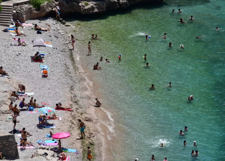 Καιρός: Ανεβαίνει από σήμερα η θερμοκρασία – Καύσωνας διαρκείας από τη Δευτέρα