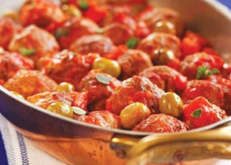 Κεφτεδάκια με ελιές και φρέσκια ντομάτα