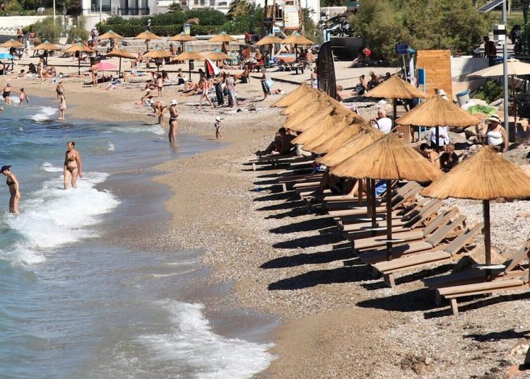 Κίνημα της πετσέτας: 22 συλλήψεις σε Μύκονο, Πάρο και Ρόδο για κατάληψη παραλιών