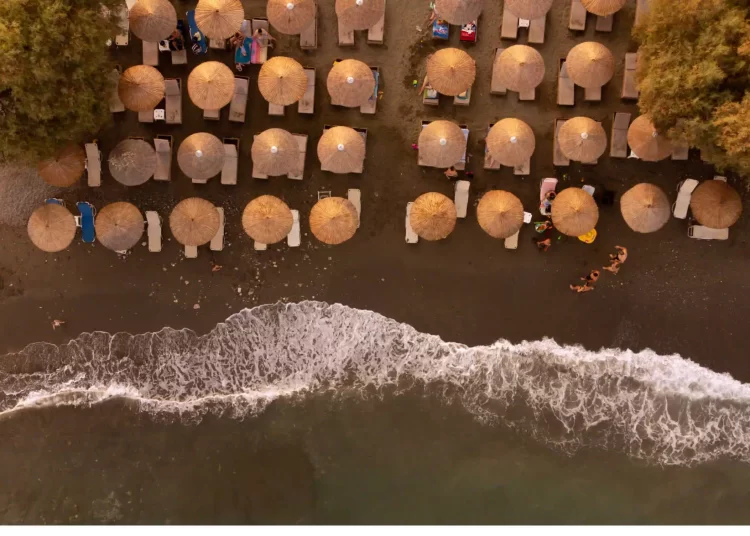 16 συλλήψεις για παράνομες ξαπλώστρες και ομπρέλες σε Κυκλάδες και Επτάνησα – Στην Ηλεία ΟΛΑ καλά;